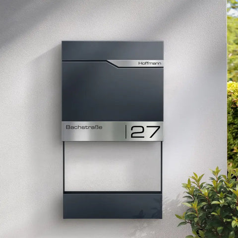 Lillekastiga postkast | kliendi soovitud graveering | roostevabast terasest nimesilt | antratsiithall RAL 7016 | Siebert Frame